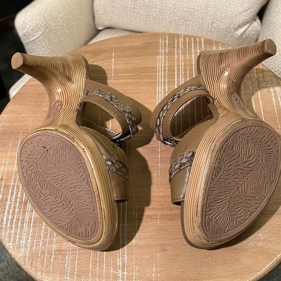 SOFFT Women's 8W Taupe Beige‎ Leather Snakeskin Pump Spool Heel Slip-On Sandals - Picture 14 of 14